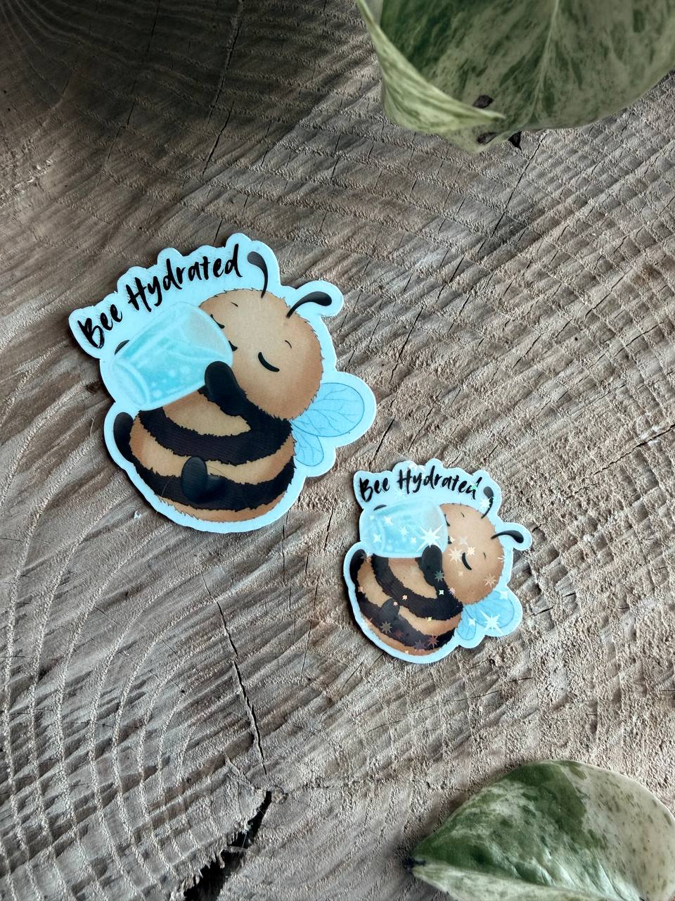 Bee Hydrated Bundle🐝✨ | Tasse, Postkarte & Sticker