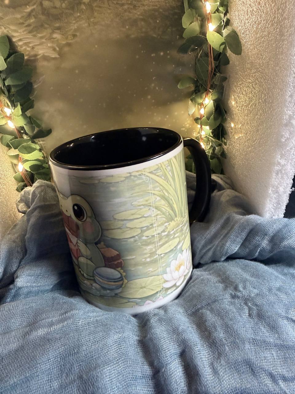 Keramiktasse „Miyu & Frosch“ – Motivtasse (2 Varianten)