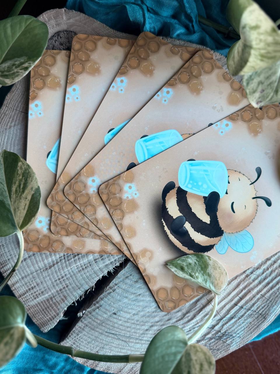 Postkarte „Bee Hydrated“ 🐝💧 | A6 Karte | Geschenkidee & Deko | Bundle erhältlich