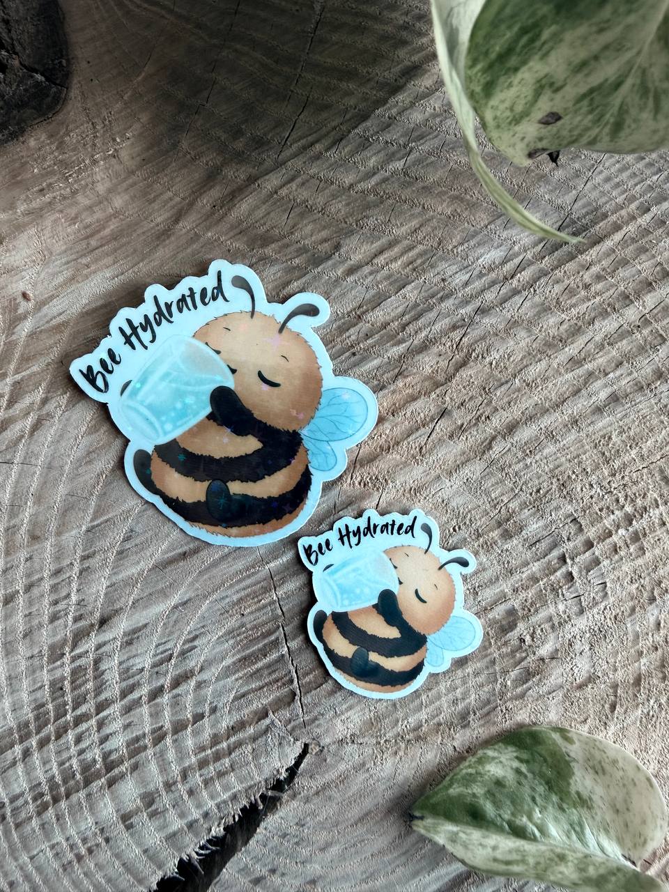 Bee Hydrated Bundle – Notizblock A6, Postkarte & 2 Sticker | Geschenkidee ✨