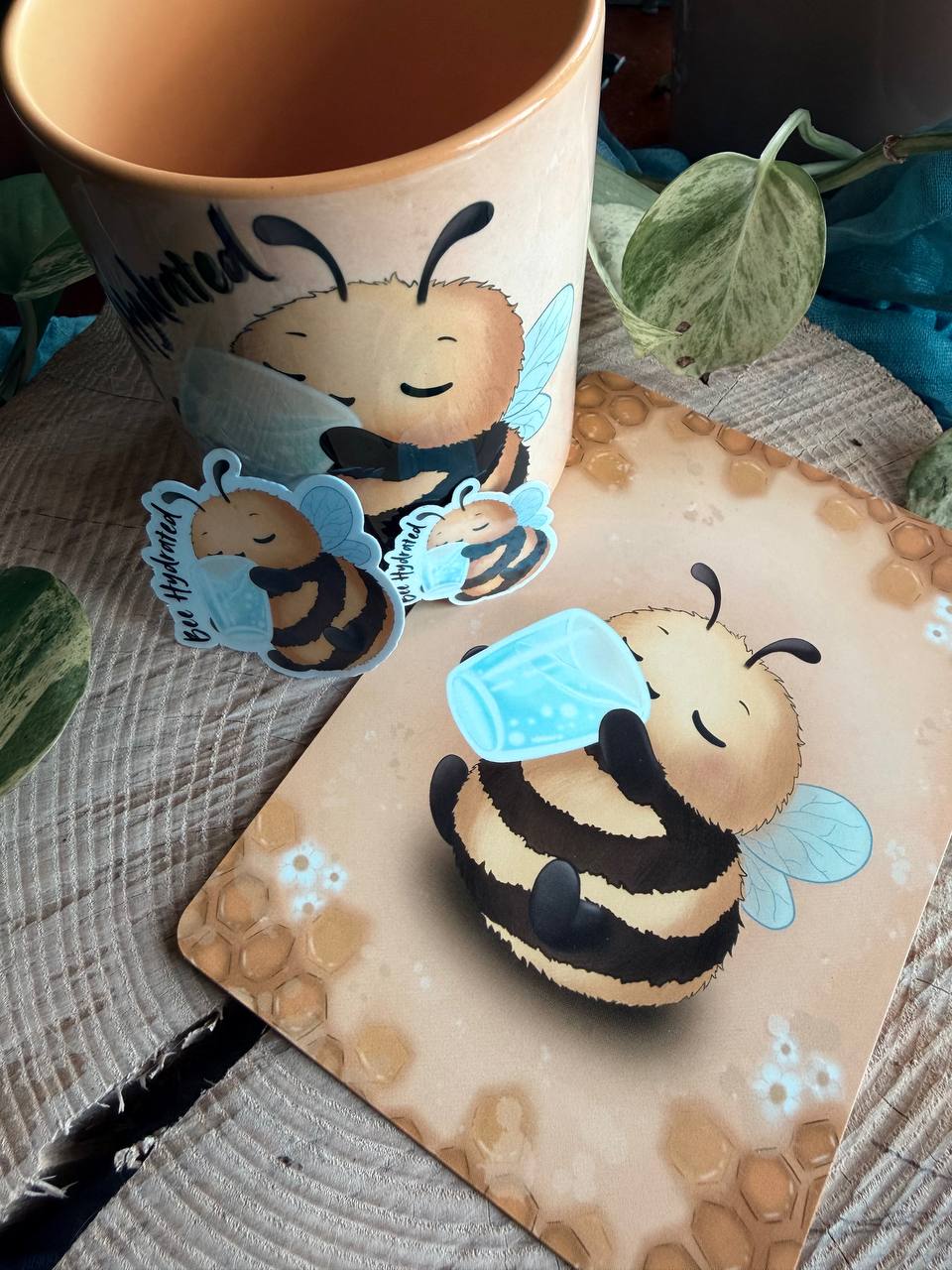 Bee Hydrated Bundle🐝✨ | Tasse, Postkarte & Sticker